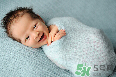 新生兒吃母乳一次吃多久？新生兒吃母乳一次十分鐘正常嗎？