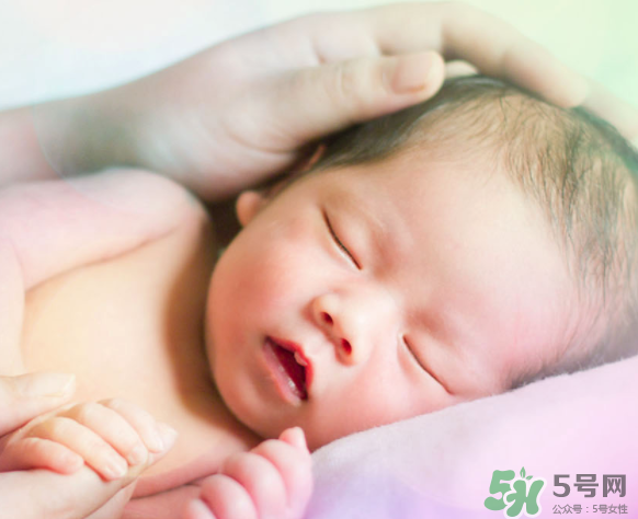 新生兒吃母乳一次吃多久？新生兒吃母乳一次十分鐘正常嗎？