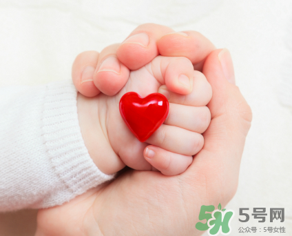 新生兒吃母乳需要喝水嗎？新生兒需不需要要喝水？