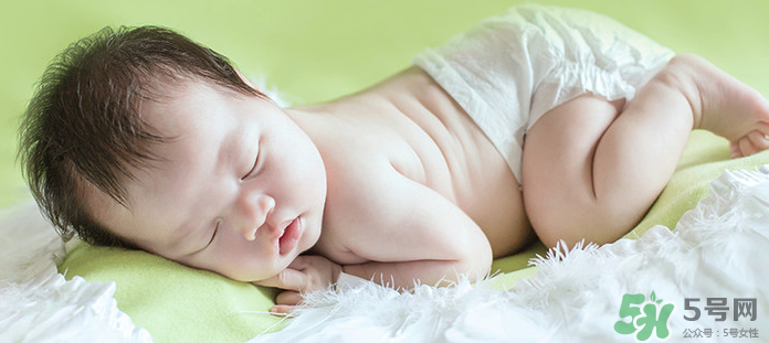 新生兒吃母乳需要喝水嗎？新生兒需不需要要喝水？