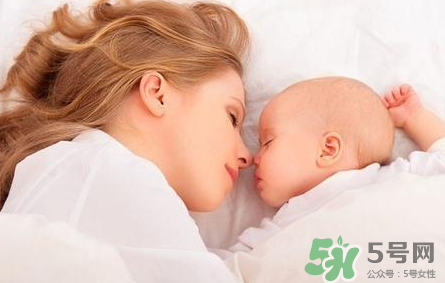 新生兒吃母乳需要喝水嗎？新生兒需不需要要喝水？