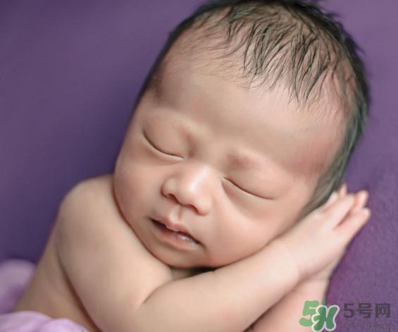 新生兒吃母乳拉稀是怎么回事？新生兒吃母乳拉稀怎么辦？