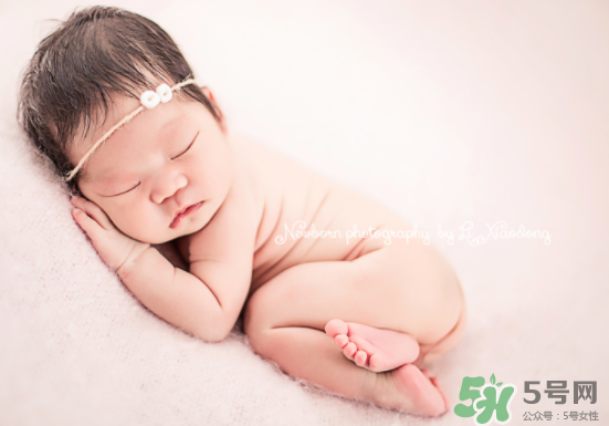 新生兒吃母乳一天拉幾次正常？新生兒吃母乳的排便規(guī)律