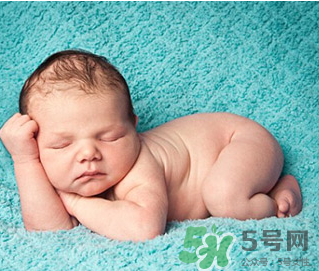 新生兒吃母乳拉奶瓣是怎么回事？新生兒吃母乳會(huì)拉奶瓣嗎？