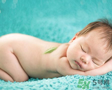 新生兒吃母乳拉奶瓣是怎么回事？新生兒吃母乳會(huì)拉奶瓣嗎？