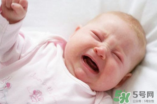 新生兒吃母乳拉奶瓣是怎么回事？新生兒吃母乳會(huì)拉奶瓣嗎？