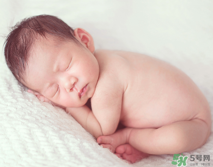 新生兒吃母乳拉奶瓣是怎么回事？新生兒吃母乳會(huì)拉奶瓣嗎？
