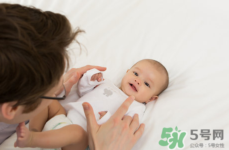 新生兒吃母乳放屁拉稀正常嗎？新生兒吃母乳拉黃水正常嗎？
