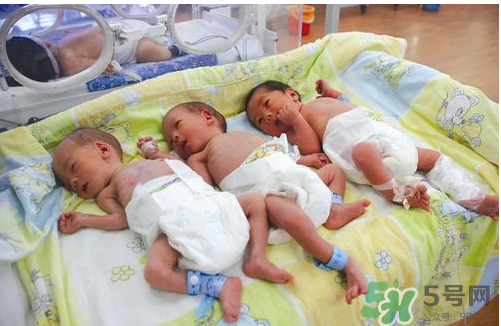 新生兒吃母乳放屁拉稀正常嗎？新生兒吃母乳拉黃水正常嗎？