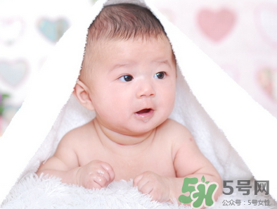 新生兒吃母乳放屁拉稀正常嗎？新生兒吃母乳拉黃水正常嗎？