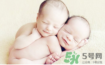 新生兒吃母乳放屁拉稀正常嗎？新生兒吃母乳拉黃水正常嗎？