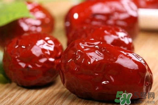 黑枸杞可以和紅棗一起泡嗎？紅棗能和黑枸杞一起吃嗎