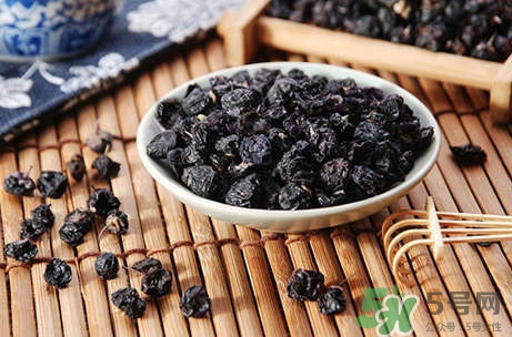 黑枸杞能和蜂蜜一起喝嗎？蜂蜜可以和黑枸杞一起喝嗎