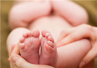 新生兒吃母乳拉奶瓣是怎么回事？新生兒吃母乳會(huì)拉奶瓣嗎？