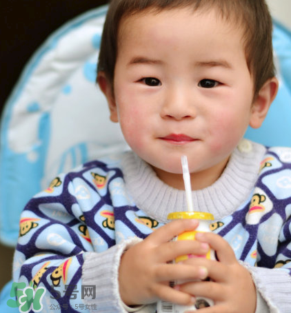 兒童能喝老年人奶粉嗎？老年人奶粉小孩能不能喝？