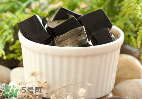 龜苓膏是烏龜做的嗎？龜苓膏是什么做的？
