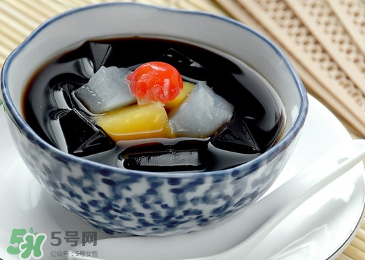 龜苓膏是烏龜做的嗎？龜苓膏是什么做的？