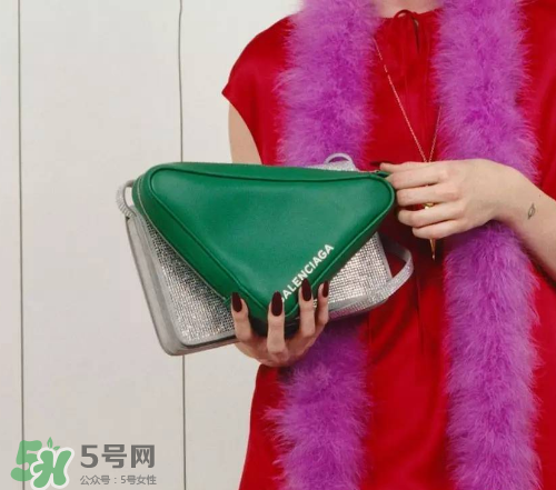 balenciaga三角形包包多少錢(qián)？巴黎世家三角包包專柜價(jià)格