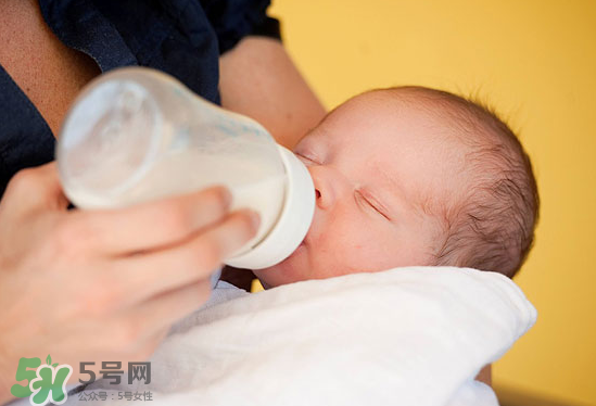 嬰兒吐奶和嘔吐的區(qū)別？怎么判斷嬰兒是吐奶還是嘔吐？