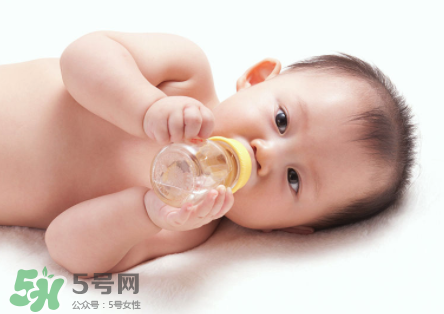 嬰兒吐奶和嘔吐的區(qū)別？怎么判斷嬰兒是吐奶還是嘔吐？