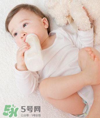 嬰兒吐奶和嘔吐的區(qū)別？怎么判斷嬰兒是吐奶還是嘔吐？