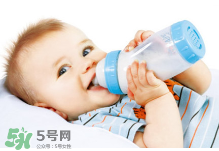 嬰兒吐奶和奶粉有關(guān)系嗎？嬰兒吐奶需要換奶粉嗎？