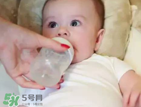 嬰兒吐奶有黃水怎么辦？嬰兒吐奶會(huì)吐黃水嗎？