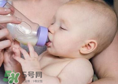 嬰兒吐奶有黃水怎么辦？嬰兒吐奶會(huì)吐黃水嗎？