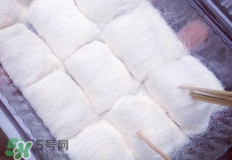 龍須糖是什么做的？龍須糖上面一層粉是什么粉