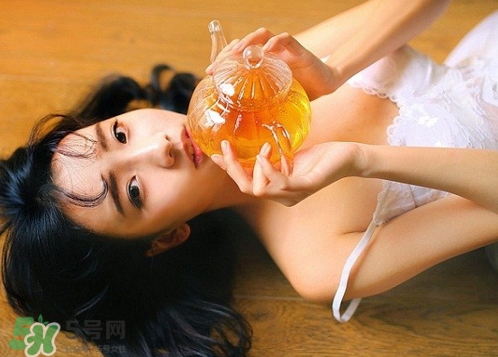 三伏貼能治痛經(jīng)嗎？三伏貼治療痛經(jīng)貼哪里哪個穴位？