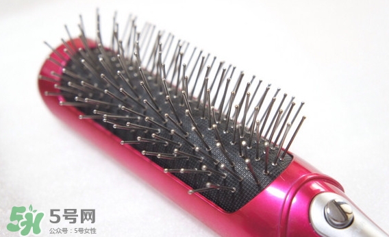 小泉成器音波電動梳怎么用？小泉成器音波震動梳子使用方法