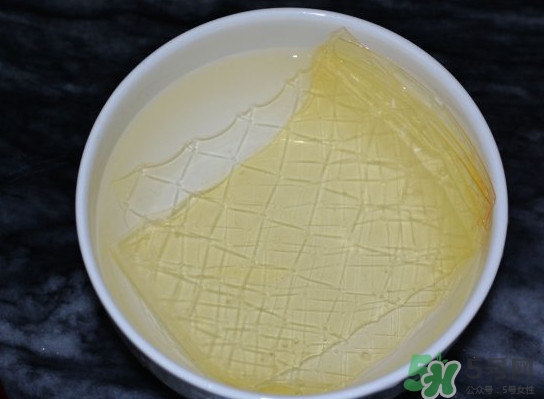 吉利丁片是什么？吉利丁片怎么做布?。?></p><p>準(zhǔn)備好250ml的果汁，盒裝的現(xiàn)榨的都可以，也可以放些果肉，（今天家里材料不全，我用的是橙味的美年達(dá)給大家做示范）</p><p>把泡軟的吉利丁瀝干水，放在碗里隔水加熱到融化，融化成水狀就好了，不要煮沸會(huì)影響吉利丁凝固。</p><p>把融化的吉利丁慢慢倒進(jìn)果汁里邊倒邊快速攪拌</p><p>把攪拌好的果汁放進(jìn)冰箱冷藏2-3個(gè)小時(shí)，美味的布丁就好了。</p><h3>營(yíng)養(yǎng)價(jià)值</h3><p>組成明膠的蛋白質(zhì)中含有18種氨基酸，其中7種為人體所必需。除16%以下的水分和無(wú)機(jī)鹽外，明膠中蛋白質(zhì)的含量占82%以上，是一種理想的蛋白源。</p>		</div>
<div align=