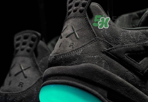 kaws與air jordan 4聯(lián)名黑色版本多少錢？aj4純黑限定發(fā)售價格