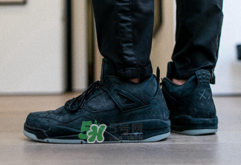 kaws與air jordan 4聯(lián)名黑色版本多少錢？aj4純黑限定發(fā)售價格