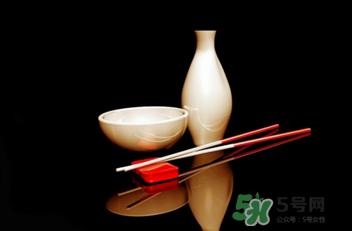 三伏天可以喝白酒嗎？三伏天喝白酒好還是啤酒？