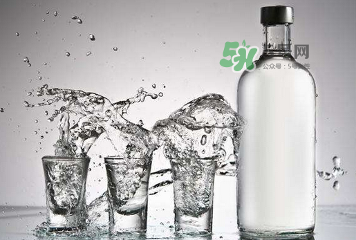 白酒加可樂(lè)是春藥？白酒加可樂(lè)喝了會(huì)怎樣？