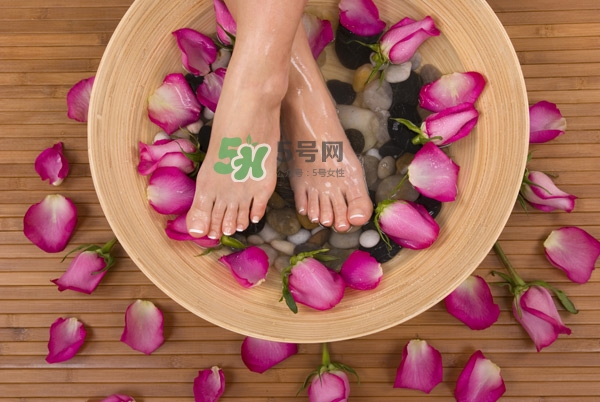 三伏天泡腳可以驅(qū)寒嗎？用什么泡腳可以驅(qū)寒？