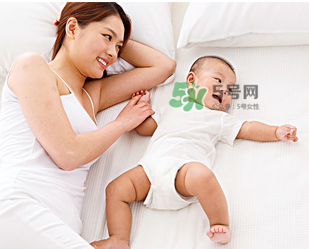 低齡寶寶家庭親子游戲介紹 適合低齡寶寶的親子游戲有哪些？