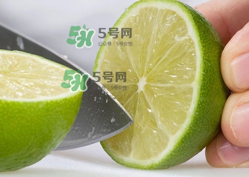 青檸檬泡完水皮怎么變顏色了？青檸檬怎么腌制好