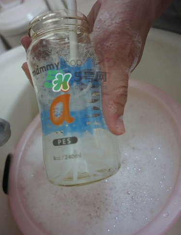 奶瓶刷尼龍的好還是海綿的好？洗奶瓶的正確方法