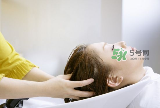 三伏天坐月子能洗頭嗎？三伏天坐月子多久可以洗頭？