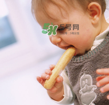 寶寶沒(méi)長(zhǎng)牙能吃磨牙棒嗎？寶寶沒(méi)長(zhǎng)牙可以吃磨牙餅干嗎？