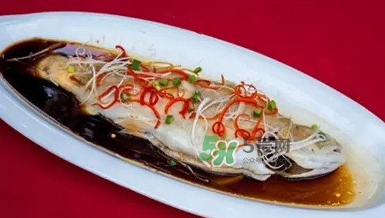 金鱒魚清蒸為什么變黑？食用金鱒魚有什么好處