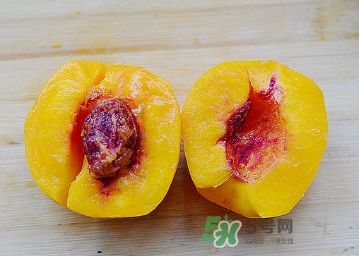 來月經(jīng)可以吃黃桃嗎？大姨媽來了可以吃黃桃嗎？