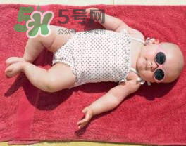 寶寶曬太陽對(duì)眼睛好嗎？寶寶曬太陽對(duì)眼睛的有影響嗎？