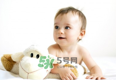 夏天寶寶頭上長(zhǎng)紅疙瘩怎么回事？夏天寶寶頭上長(zhǎng)東西怎么辦？