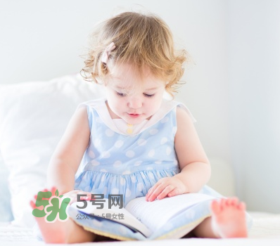 夏天寶寶頭上長(zhǎng)紅疙瘩怎么回事？夏天寶寶頭上長(zhǎng)東西怎么辦？