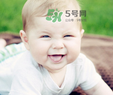 夏天寶寶頭上長(zhǎng)紅疙瘩怎么回事？夏天寶寶頭上長(zhǎng)東西怎么辦？