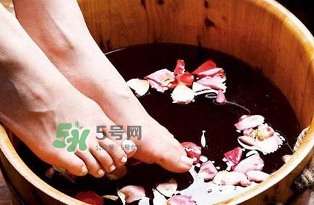 醋泡腳要加水嗎？醋泡腳用熱水還是冷水？