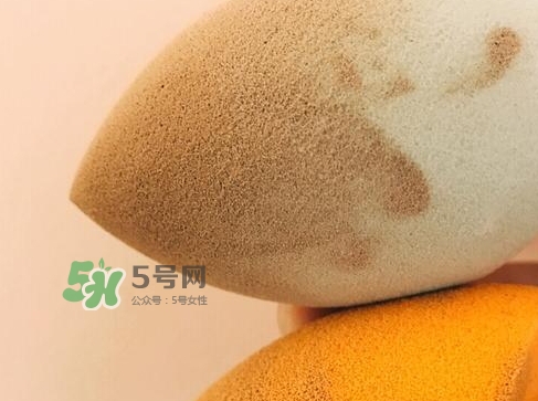 硅膠粉撲和海綿粉撲哪個(gè)好？硅膠粉撲和美妝蛋哪個(gè)好